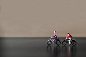 Viajeros en miniatura en bicicleta, concepto de estilo de vida saludable foto