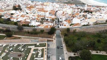 medeltida befästa murar och port till Lagos stad och fantastisk strand. algarve, portugal video