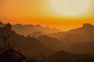 puesta de sol en las montañas de gran canaria