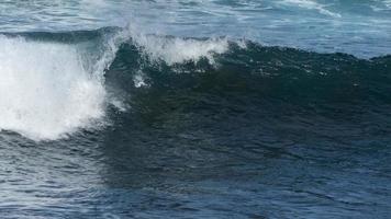 olas del atlántico en las islas canarias