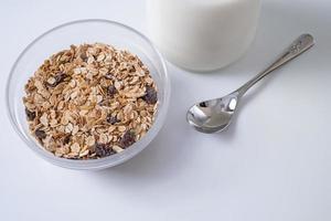 Desayuno de cereales en un recipiente sobre fondo blanco. foto