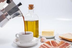 Desayuno andaluz sobre fondo blanco. foto