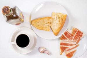 Desayuno andaluz sobre fondo blanco.