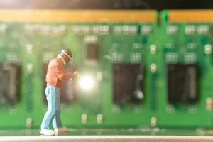 Ingeniero informático en miniatura que repara hardware informático, concepto de tecnología foto