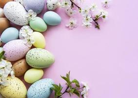 coloridos huevos de pascua con flores de primavera foto