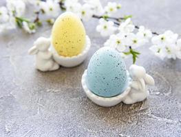 coloridos huevos de pascua en el stand foto
