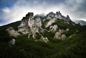 cima de la montaña rocosa con nubes foto