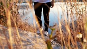 close-up van de benen van een vrouw die langs het meer lopen video