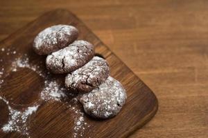 galletas de chocolate en el tablero de madera foto