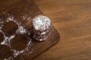 galletas de chocolate en el tablero de madera foto