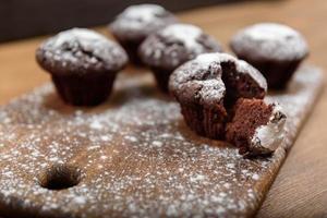 muffins de chocolate en el tablero de madera foto