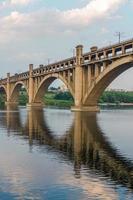 Puente de dos niveles de carretera y ferrocarril sobre el río. foto