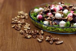 Ensalada de rúcula en la mesa de madera foto