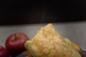 Strudel de manzana en el extremo de madera de un árbol con manzanas, canela y anís estrellado foto