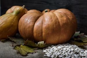 calabazas sobre una mesa de madera foto