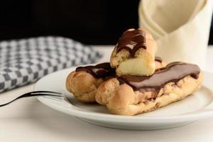 Profiteroles con crema de mantequilla foto