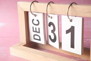 calendario de madera fijado el 31 de diciembre foto