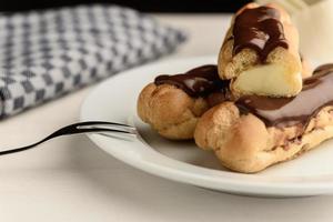 Profiteroles con crema de mantequilla foto