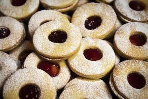 galletas circulares rellenas de mermelada foto