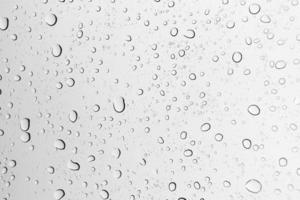gotas de lluvia en un vaso foto