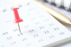 concepto de fecha límite con alfiler en una fecha del calendario foto