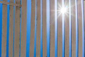 Tableros de madera blanca o valla con un fondo de cielo azul foto