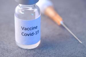 Cerca de la vacuna contra el coronavirus y la jeringa.