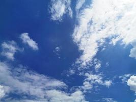 Fondo de naturaleza de cielo azul y nubes blancas claras