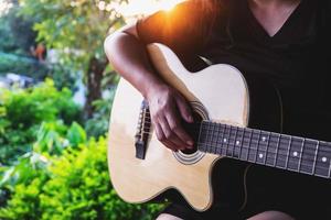 persona tocando la guitarra foto