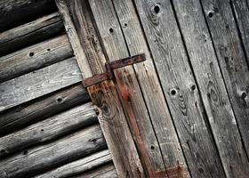 Detalle de una antigua puerta de madera foto