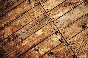 Detalle de un antiguo piso de madera oscura. foto