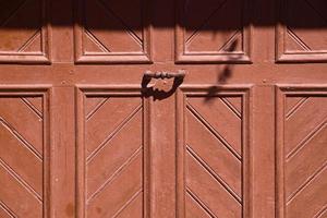 Puerta de entrada de madera marrón de una casa foto