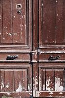 Puerta de entrada de madera marrón de una casa foto