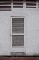Puerta metálica blanca sobre una pared blanca foto