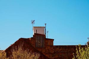 antena de tv en la azotea de la casa foto