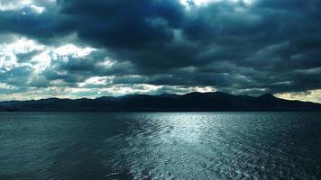 de zee en de donkere epische wolken time-lapse video