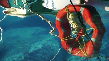 bóia salva-vidas reflexo na água do mar video