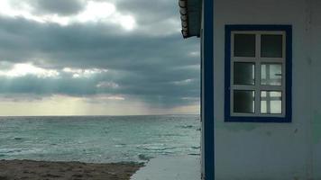 een huis met uitzicht op het strand video