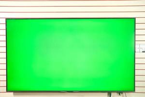 TV con pantalla verde contra el fondo de rayas