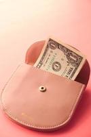 efectivo en una billetera rosa foto