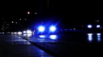 de auto licht in het nachtelijke verkeer op video