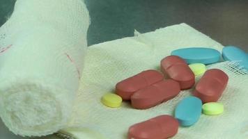 pilules colorées sur un bandage de gaze video