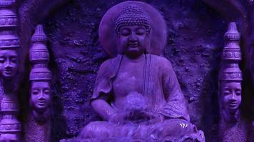 fonte de água da estátua de Buda video