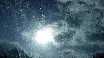 lavar las ventanas del automóvil capturadas dentro del automóvil y la luz del sol video