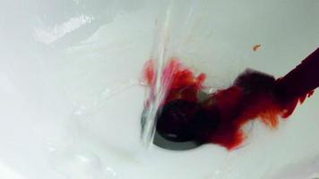 sang sur le support de lavage de bain