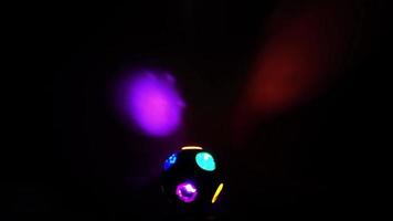 färgglada snurrande discoljus video