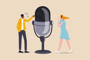 Podcast en series episódicas de grabaciones de audio digitales transmitidas o transmitidas a través de Internet para escuchar con facilidad, podcasters profesionales hombres y mujeres hablan con un micrófono de podcast grande y auriculares vector