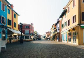 Caorle, Italia 2017- distrito turístico de la antigua ciudad provincial de Caorle en Italia foto