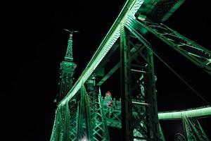 Viejo puente de hierro sobre el río Danubio en Budapest foto