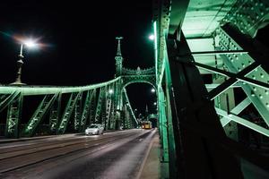 Viejo puente de hierro sobre el río Danubio en Budapest foto